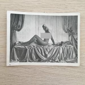 Фотография СССР   Девушка на кровати