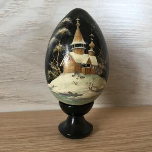 Яйцо пасхальное 2001  деревянное с изображением Церкви в зимнее время
