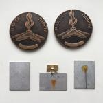 Настольная медаль СССР   и значки 313 Петрозаводская стрелковая дивизия, цена за вс