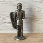 Солдатик, игрушка из яйца   предполож. Westair,  рыцари в доспехах 1300 - 1500 г.г.