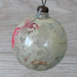 Ёлочная игрушка СССР 1940  шар со скрещенными фрагами, звездой, толстое стекло