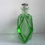 Флакон от духов   изумрудное зеленое стекло, тяжелое, притертая крышка