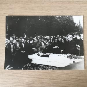Фотография 1980  с похорон Владимира Высоцкого